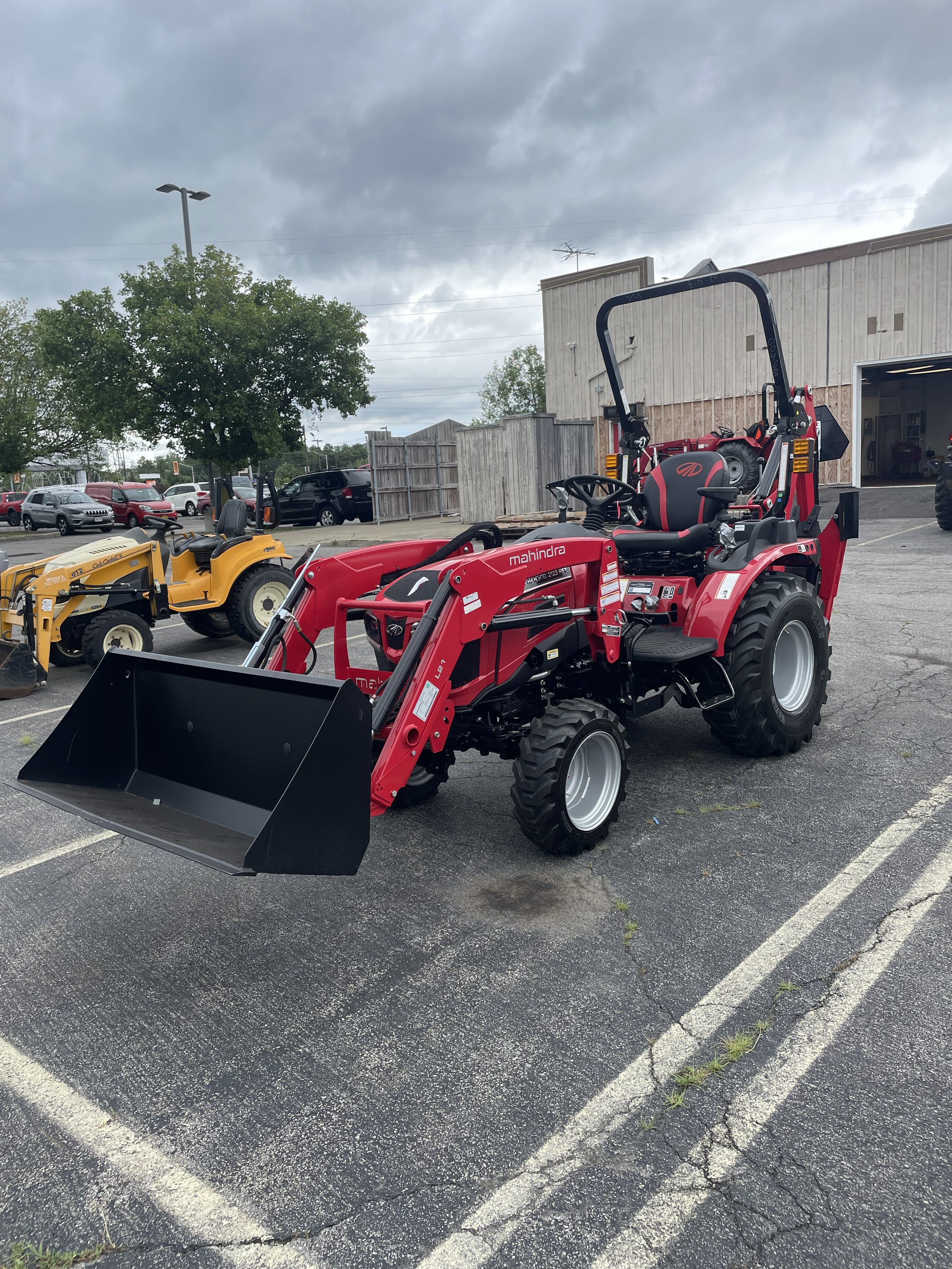 2025 Mahindra 2123 HST TLB