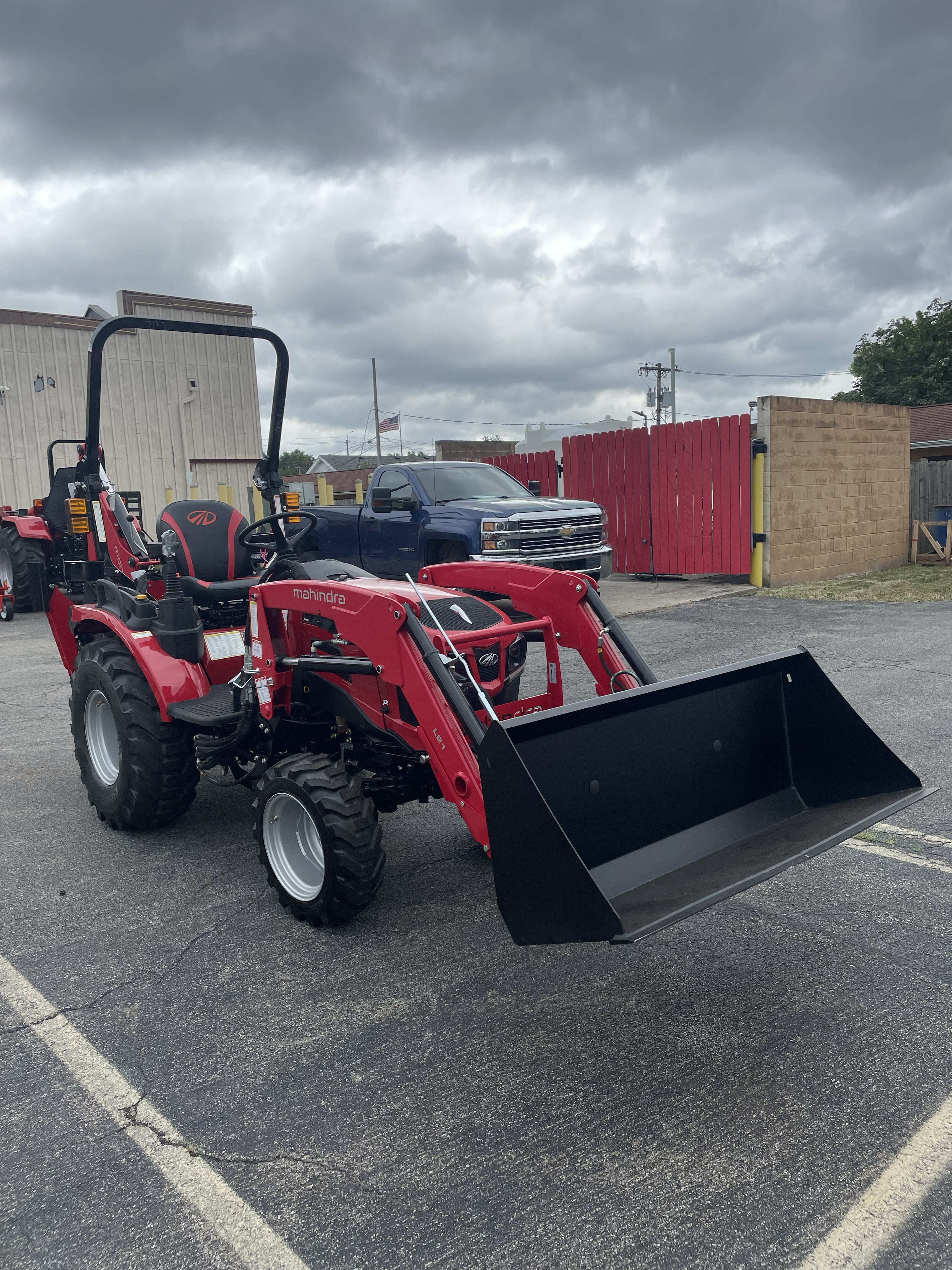 2025 Mahindra 2123 HST TLB
