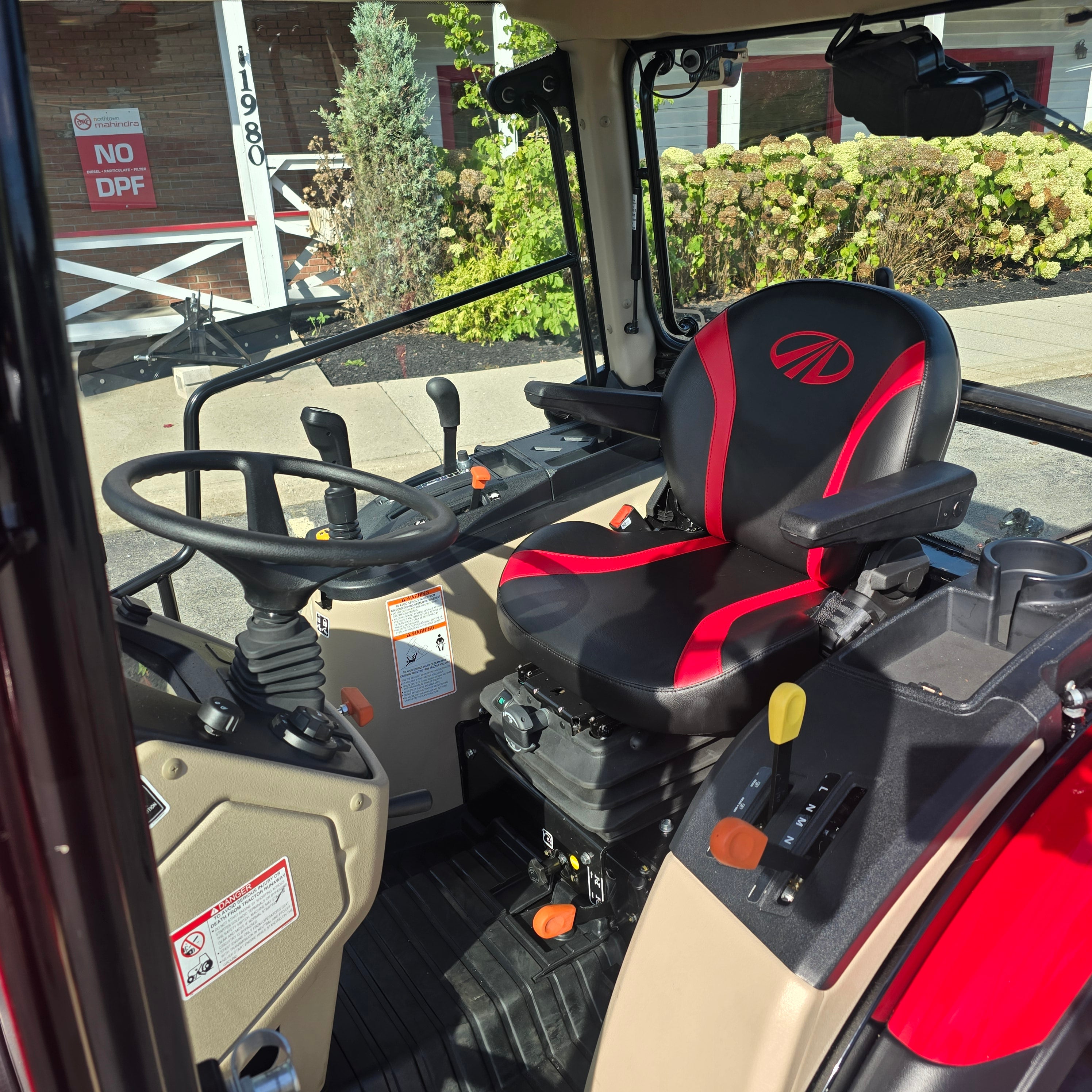 Mahindra 2126 HST CAB & Loader