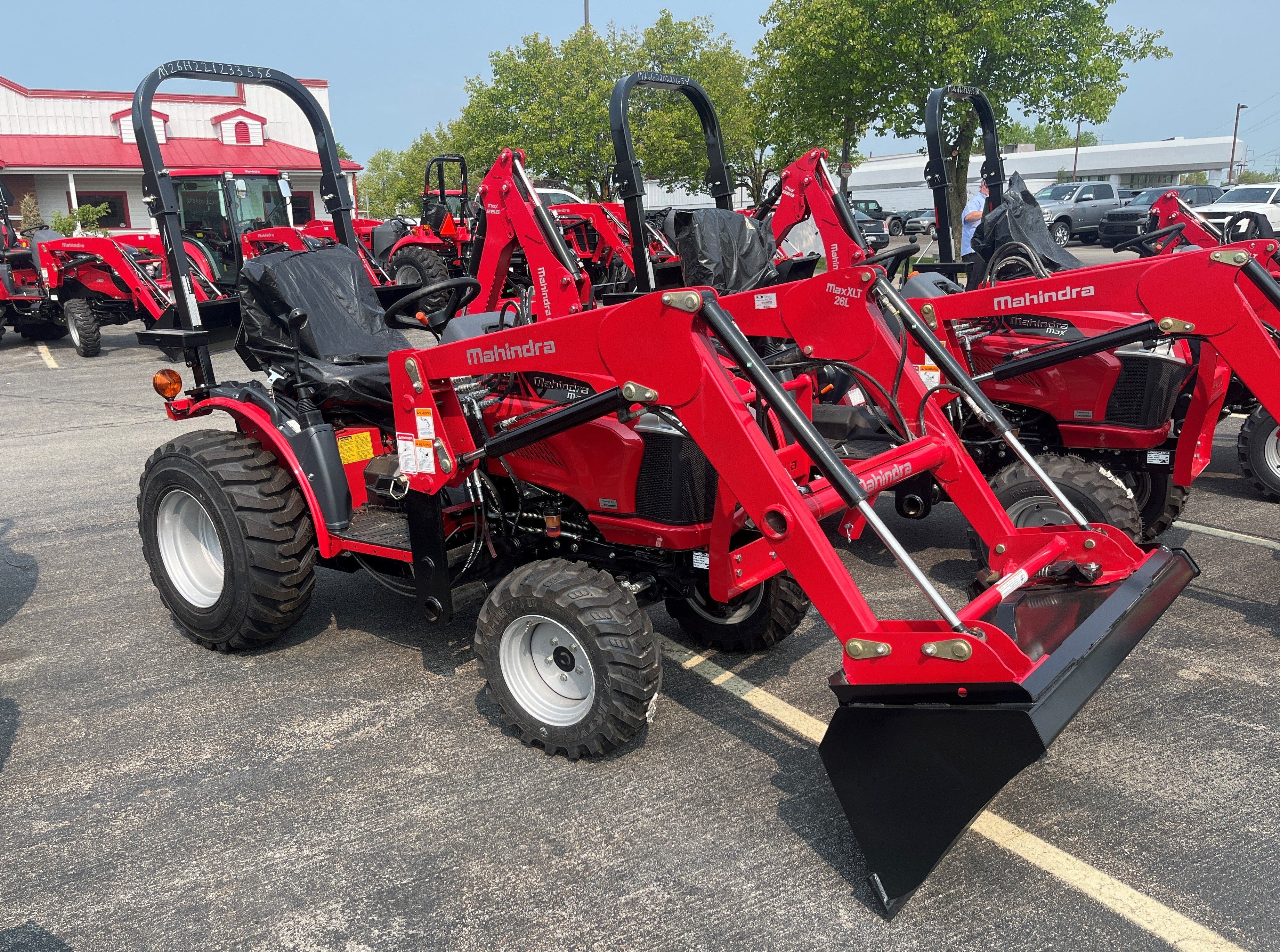 2025 Mahindra MAX 26XLT HST Tractor